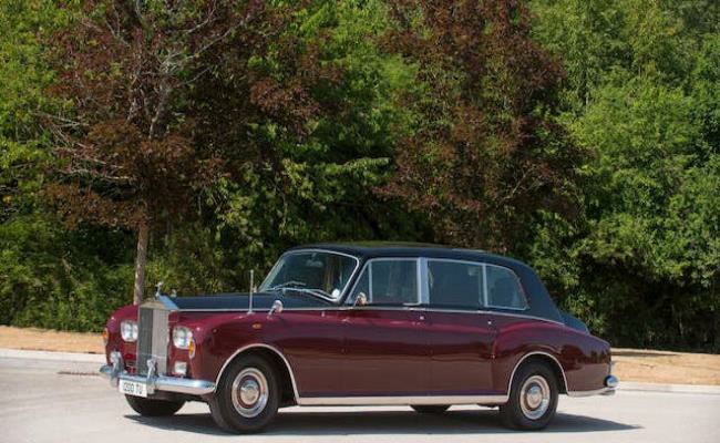 Còn chiếc Rolls-Royce Phantom VI Limousine đời 1979 này được hãng xe tặng Nữ hoàng trong thập niên 70. Siêu xe được rao bán lại với giá khoảng 400.000 - 600.000 bảng Anh (12 tỷ đồng).
