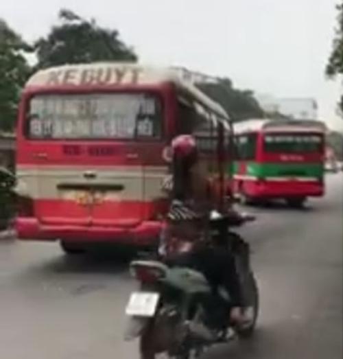 2 xe buýt chèn ép nhau trên đường - Ảnh cắt từ clip