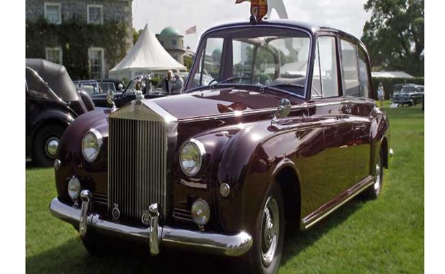 Chiếc Phantom V State Limousine đời 1960 này là chiếc xe từng được nhiều thành viên trong Hoàng gia Anh sử dụng nhất. Siêu xe này được định giá khoảng 1 - 1,5 triệu bảng Anh (31 tỷ - 47,8 tỷ đồng).&nbsp;
