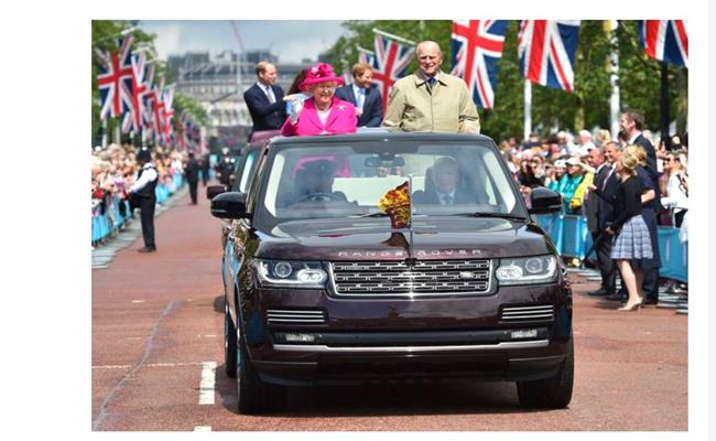 Đây là hình ảnh nữ hoàng Elizabeth II và Hoàng thân Philip vẫy chào khách mời tới dự lễ sinh nhật lần thứ 90 của bà trên một chiếc Range Rover.&nbsp;
