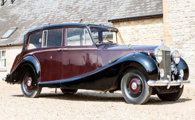 Rolls-Royce đã được lựa chọn là nhà sản xuất ô tô cho Hoàng gia Anh từ những năm 1950. Do đó, chiếc xe đáng chú ý nhất trong bộ sưu tập của Hoàng gia Anh có lẽ là chiếc Rolls-Royce Phantom IV Landaulette 1953.
