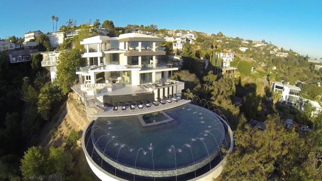 Nathan Lee đã từng khiến nhiều người 'giật mình' khi chi 25 triệu USD để sở hữu căn villa sang trọng tại khu Beverly Hills đắt đỏ nhất Hollywood. Căn villa tuyệt đẹp rộng 12.000m2, được xây dựng trên cao và có cả hồ bơi cực hoành tráng.
