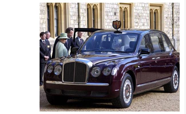 Đây là hình ảnh Nữ hoàng Elizabeth II tại Lâu đài Windsor bên cạnh chiếc Bentley State Limousine. Chiếc xe này được Liên hiệp các công ty sản xuất và dịch vụ xe Anh gửi tặng Hoàng gia Anh. Xế hộp được trang bị đầy đủ các yếu tố cần thiết để chống được các cuộc tấn công khủng bố.
