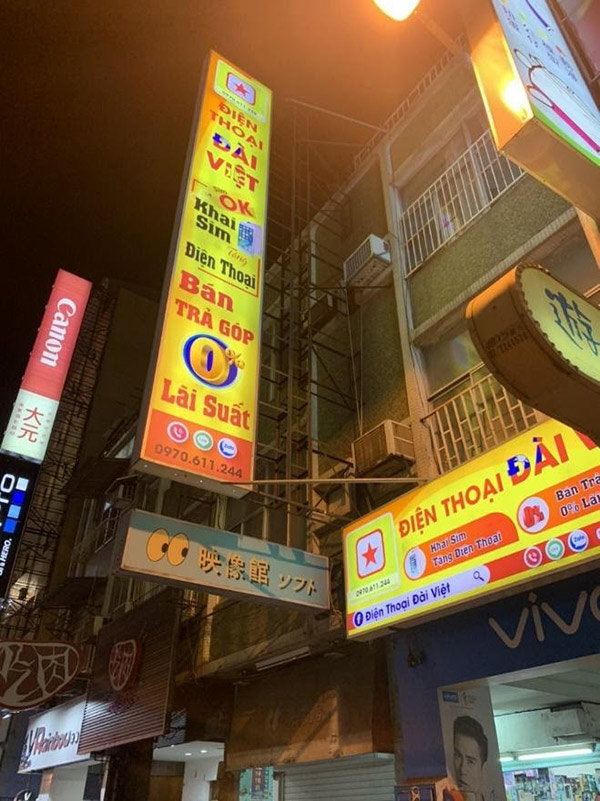 Thương hiệu điện thoại Đài Việt nổi bật giữa đường phố Đài Loan