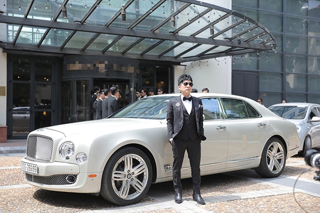Ngoài bất động sản, Quang Hà còn sở hữu loạt siêu xe đắt tiền. Đây là chiếc Bentley Mulsanne trị giá 24 tỷ đồng anh thường lái tới tham gia các sự kiện và đi hát.
