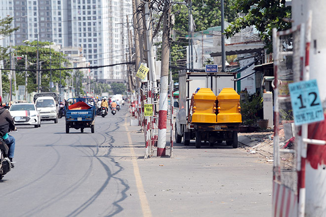 Dự án cải tạo kênh Hiệp Tân, dài khoảng 1,5 km nhằm tạo mặt bằng để mở rộng đường Tô Hiệu. Tuy nhiên, sau khi lấp kênh, cải tạo và mở rộng mặt đường, hàng cột điện hiện hữu trên vỉa hè cũ bỗng “đi lạc” xuống lòng đường mới.