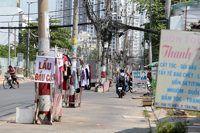 Biển hiệu quán ăn, khách sạn, nhà hàng, quán nhậu cũng “trèo” lên trụ điện bị “quên” di dời trông rất phản cảm và thiếu mỹ quan đô thị