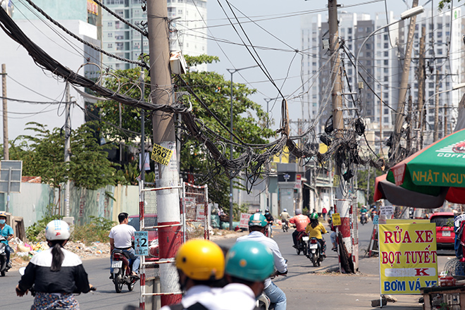 Chủ tịch UBND phường Hiệp Tân thừa nhận hàng cột điện ngoài lòng đường đã gây nguy hiểm cho người dân lưu thông. Có một số trường hợp không may tông vào cột điện nhưng may mắn không bị nặng.