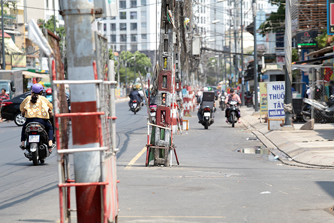 Tình trạng này đã diễn ra hơn 1 năm qua. Ghi nhận trên tuyến đường này có khoảng hơn 100 trụ điện bị “bỏ rơi” giữa đường.