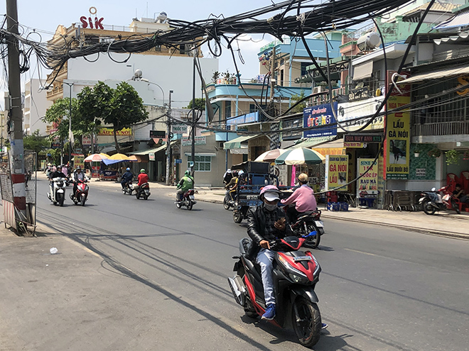 Ngoài trụ điện đứng “bẫy” người tham gia giao thông, còn có hệ thống dây cáp bị thòng xuống đường và ngang tầm người đi xe máy, rất nguy hiểm.