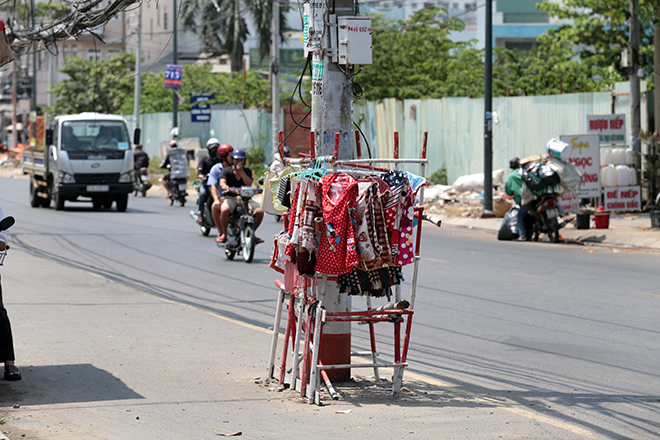 Trụ điện trở thành nơi phơi quần áo