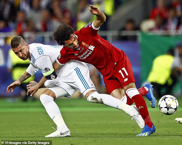 Tình huống Ramos chơi tiểu xảo khiến Salah bị đau và rời sân ở chung kết năm 2018