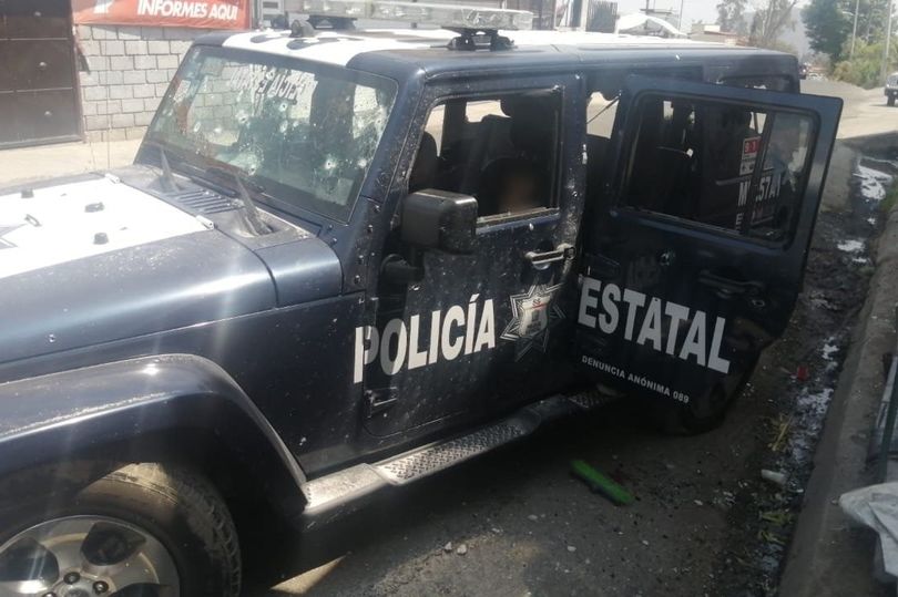 Chiếc ô tô của cảnh sát Mexico bị thiệt hại trong vụ đọ súng với tội phạm. Ảnh: DEMOLER