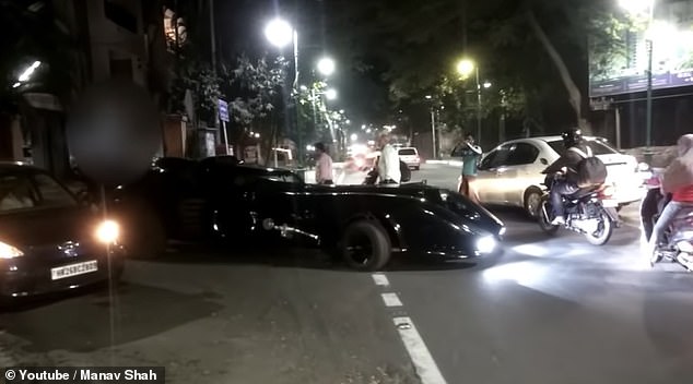 Chiếc xe "Batmobile" của tỷ phú Adar&nbsp;Poonawalla được đặt làm riêng dựa trên phiên bản Mercedes S Class.