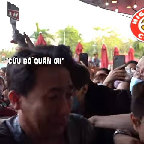 Rất đông fan vây quanh, Trấn Thành khó có đường vào trong