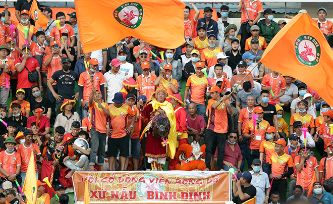 Chiều ngày 19/3, khoảng hơn 15.000 cổ động viên có mặt trên sân vận động Quy Nhơn để chào đón màn ra mắt khán giả nhà của thầy trò HLV Nguyễn Đức Thắng tại V-League 2021. Đây là lần đầu tiên sau 12 năm, CLB Bình Định mới được chơi trên sân nhà tại đấu trường V-League.