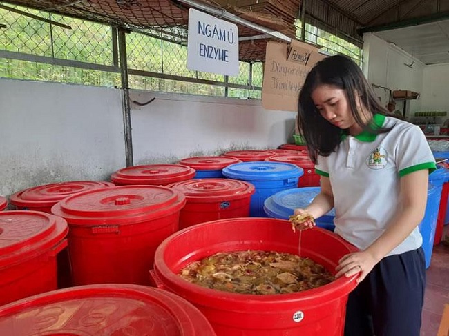 Chị Ngọc kiểm tra khu ngâm ủ nguyên liệu.