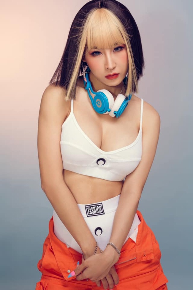 Oxy cho biết, ở Việt Nam, DJ theo đuổi phong cách sexy và dần trở thành xu hướng mặc định: Cứ DJ là phải hở hang, gợi cảm. Về phần mình, Oxy khẳng định cô chỉ mặc gợi cảm khi cần thiết, có chừng mực, không quá đà.
