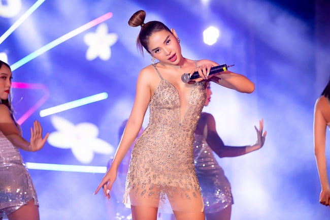 Cuối năm 2020, người đẹp 32 tuổi tung MV Khi nào anh ghé chơi. Tuy nhiên, MV có nhiều hình ảnh gợi cảm, bị khán giả gán mác 18+. Thậm chí, nhiều người còn gọi cô là "ca sĩ 18+" hay "bom sexy" của showbiz Việt.
