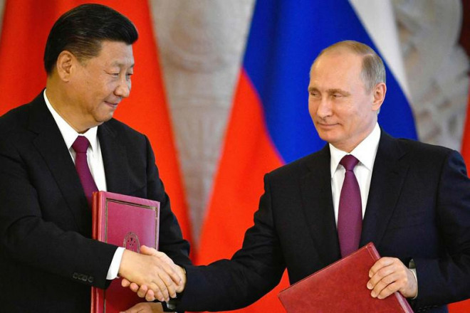 Tổng thống Nga Vladimir Putin (phải) đón tiếp Chủ tịch Trung Quốc Tập Cận Bình (trái)&nbsp;trong chuyến thăm chính thức đến thủ đô Moscow hồi tháng 7-2017. Ảnh: REUTERS