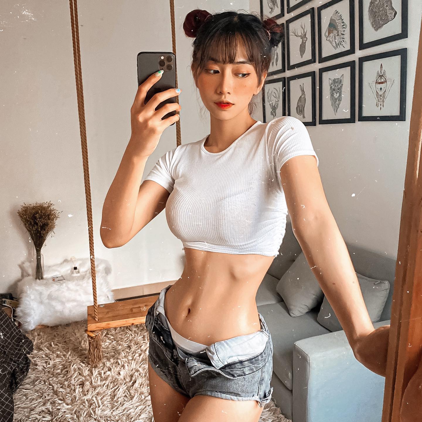 Lê Bống là nữ hoàng của những chiếc áo bó, khoe vòng 1 triệt để. Những chiếc áo croptop dáng siêu ngắn chỉ che chắn đủ vòng 1 cho nữ gymer. Cô kết hợp đa dạng từ quần short tới quần jogger...