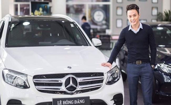 Cách đây không lâu, nam diễn viên còn rao bán 1 chiếc Mercedes-Benz GLC300 trên Facebook. Mức giá đang được Hồng Đăng đưa ra cho chiếc Mercedes-Benz GLC300 chạy chưa tới 17.000 km là hơn 2,1 tỷ đồng.
