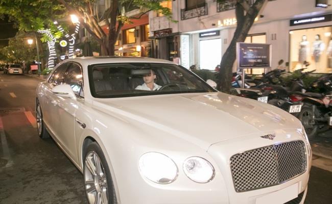 Năm 2017, Việt Anh đã sắm xe siêu sang Bentley màu trắng có giá hơn 10 tỷ đồng.&nbsp;
