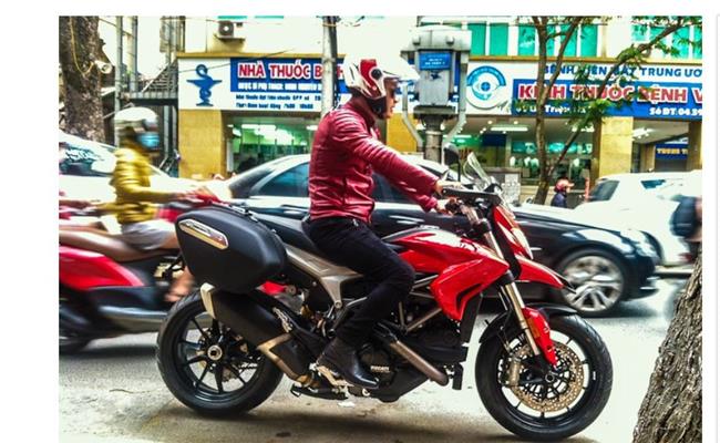 &nbsp;Ducati Hyperstrada 939 được trang bị khối động cơ L-Twin Testastretta mới với dung tích 937 phân khối làm mát bằng chất lỏng đi kèm với các nâng cấp về ECU cho công suất cực đại 113 mã lực tại 9.000v/ph và mô-men xoắn cực đại 98 Nm tại 7.500v/ph.&nbsp;
