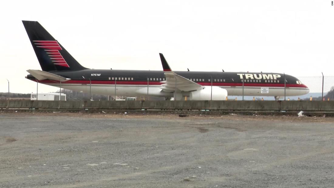 Chiếc Boeing 757 của ông Trump bị bỏ quên tại sân bay ở New York.