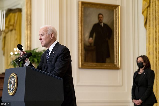 Bà Harris đứng sau ông Biden trong bài phát biểu nhầm lẫn hôm 18.3.