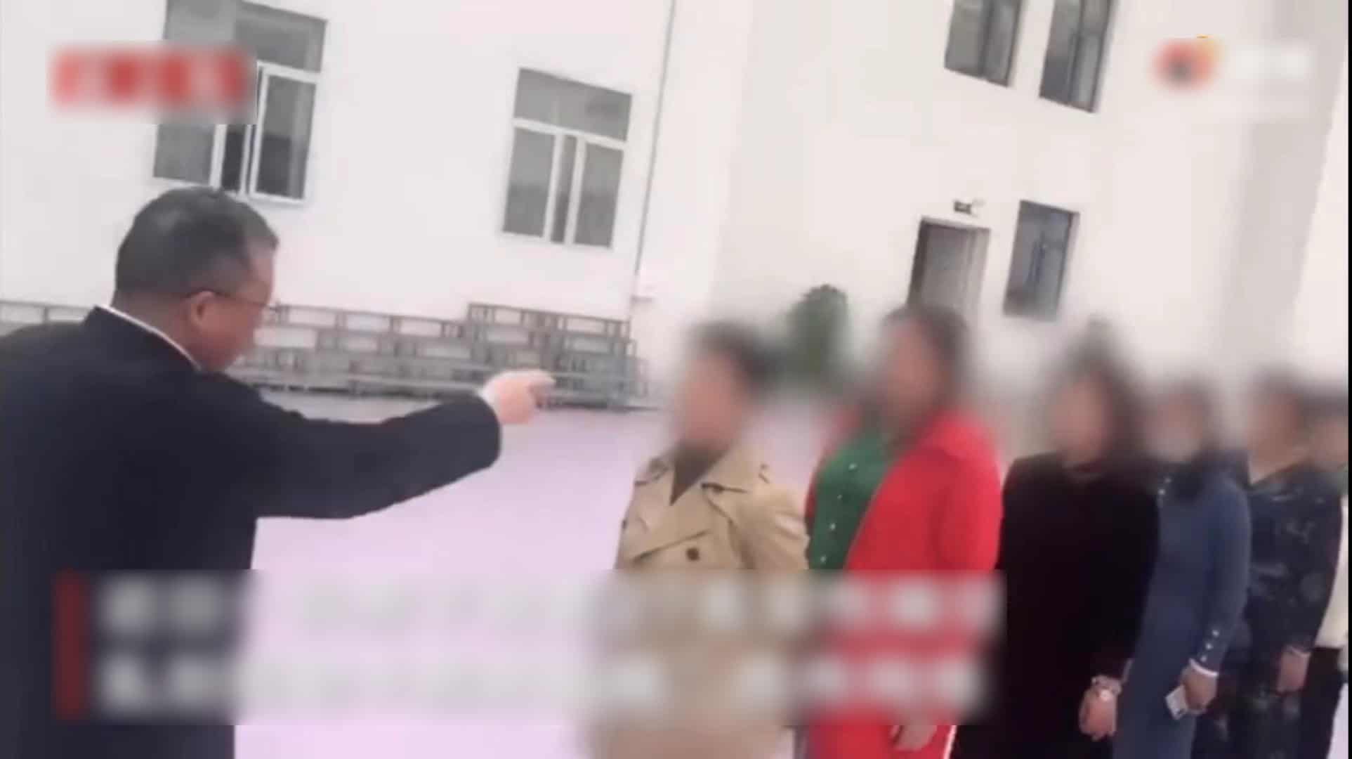 Hình ảnh "đạo sĩ" tự xưng trong video giúp làm to vòng một cho phụ nữ. Ảnh:&nbsp;Beijing News