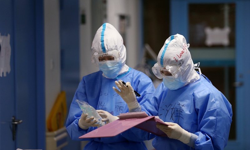 Một nữ nhân viên y tế Trung Quốc được xác định nhiễm Covid-19 dù đã hoàn thành 2 mũi tiêm vắc-xin sản xuất&nbsp;nội địa. Ảnh: Tân Hoa xã