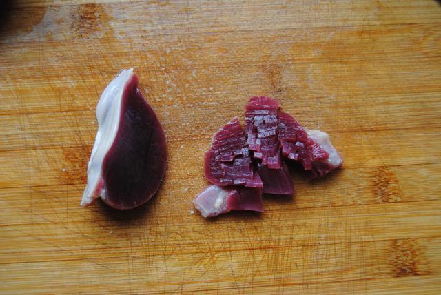 Mề vịt rửa sạch, loại bỏ lớp cặn vàng bên trong, cắt làm 4 phần, dùng dao rạch nhiều đường theo chiều ngang và dọc.