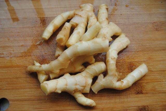 Gừng cắt sợi nhỏ.