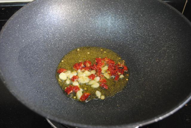 Phi thơm hành tỏi ớt tạo mùi thơm.