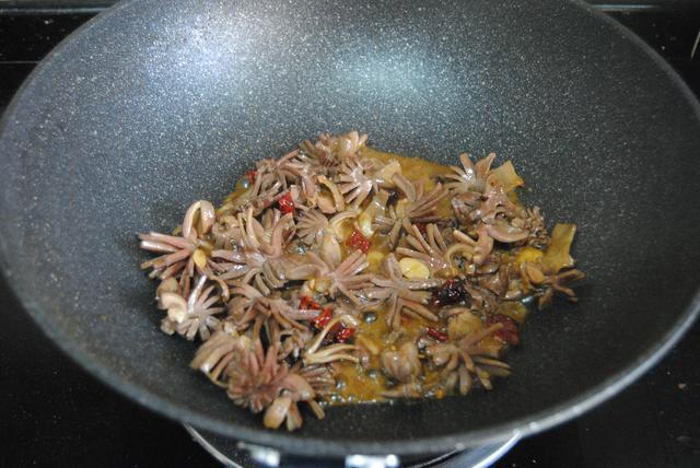 Cho mề vịt vào xào trên lửa lớn, thêm rượu nấu ăn, tiêu vào xào tiếp.