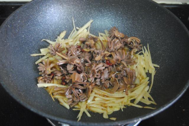 Khi mề vịt chín thì cho gừng, nước tương, dầu hào, nêm nếm lại gia vị rồi tắt bếp.