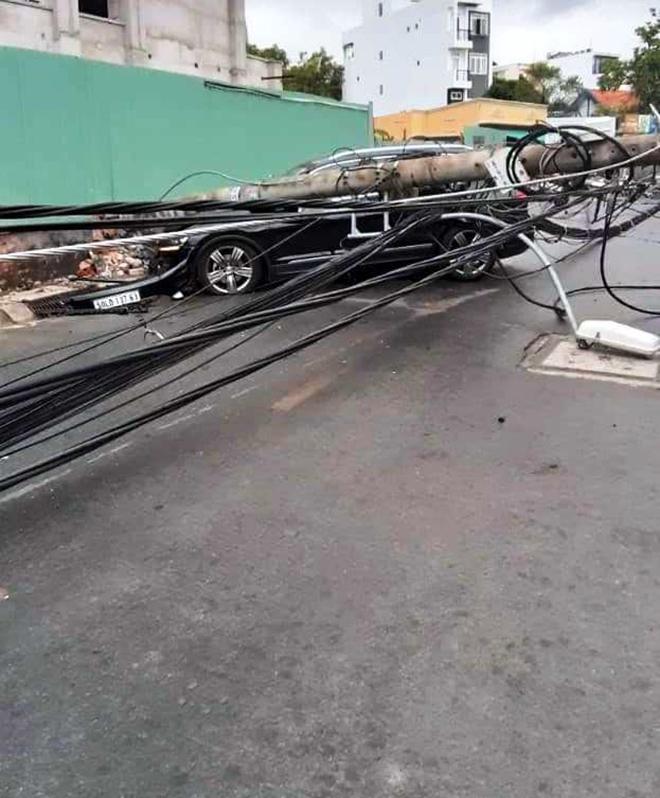 Hiện trường vụ tai nạn ô tô tông cột điện trên đường Nguyễn Ư Dĩ