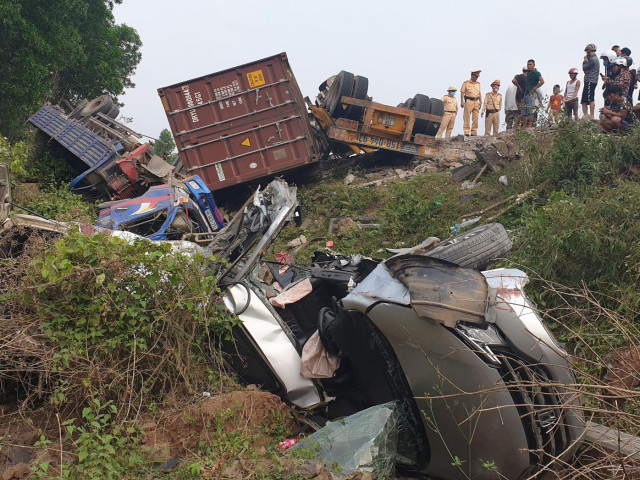 Tai nạn liên hoàn giữa 5 xe ở Quảng Trị: Lời kể của tài xế thoát chết