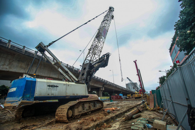 Khu vực bên trong công trường đang thi công