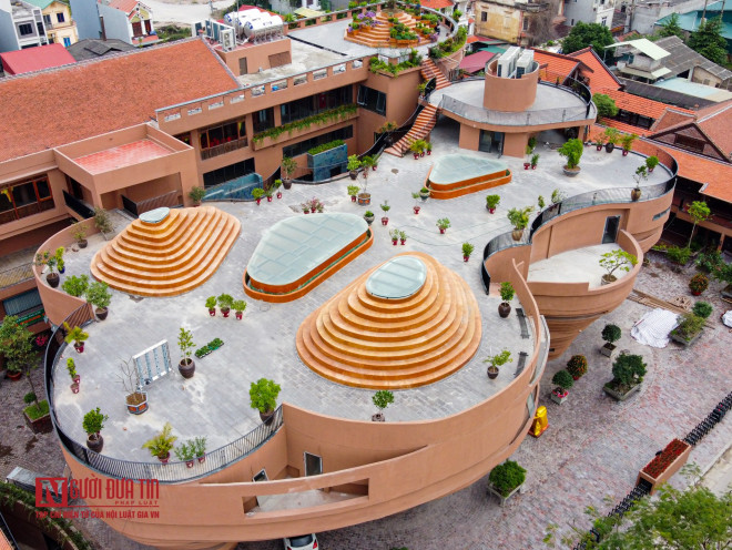 Công trình rộng hơn 3.300m2 này thuộc dự án “Tinh hoa làng nghề Việt’’ do văn phòng kiến trúc của kiến trúc sư Hoàng Thúc Hào thiết kế từ năm 2018.&nbsp;