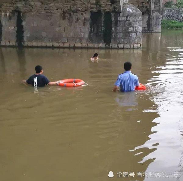 Nghĩ không thông về chuyện vợ mang thai con người khác, người đàn ông quyết định ra sông tự tử.