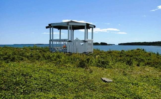 Chandler là một hòn đảo siêu nhỏ với ở Mỹ diện tích chỉ vỏn vẹn 4.000 mét vuông. Nhưng bù lại, nơi này sở hữu phong cảnh nên thơ với thảm cỏ xanh mướt, một cabin được xây sẵn và khí hậu ôn hòa.

