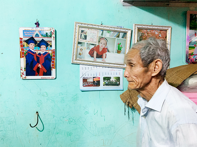 Trong căn buồng là những tấm ảnh gia đình.&nbsp;“Tôi cũng không tâm trạng nào ngắm ảnh do cuộc sống khó khăn, ốm đau vì tuổi già”, ông Học cho biết.