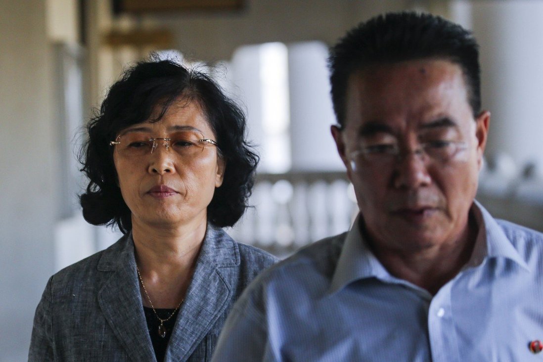 Kang Son Bi, vợ của công dân Triều Tiên&nbsp;Mun Chol Myong, và ông&nbsp;Kim Yu-song, tham tán đại sứ quán Triều Tiên, có mặt tại phiên tòa xét xử ông Mun ở Malaysia năm 2019. Ảnh: EPA