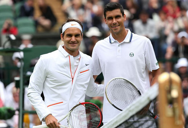 Roger Federer và Victor Hanescu trước trận đấu tại vòng 1 Wimbledon năm 2013