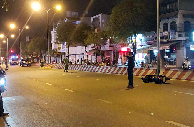 Hiện trường vụ tai nạn xảy ra trên đường Lê Trọng Tấn, quận Tân Phú khiến thanh niên tử vong