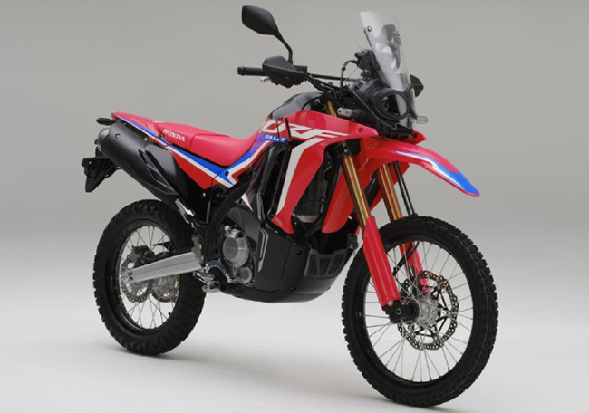 Mẫu xe cào cào CRF250 Rally 2021 sau khi được Honda trình làng đã ra mắt thị trường Malaysia và hiện đang có giá niêm yết 27.599 RM (156 triệu đồng)
