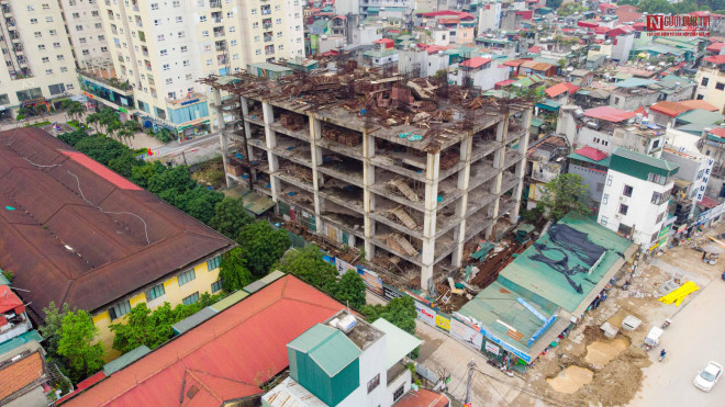 Bên dưới toà văn phòng bị bỏ hoang là những kiot tạm bợ được dựng lên để sử dụng làm nơi bán hàng quần áo, thời trang với nhãn hiệu Công ty CP May Thăng Long.