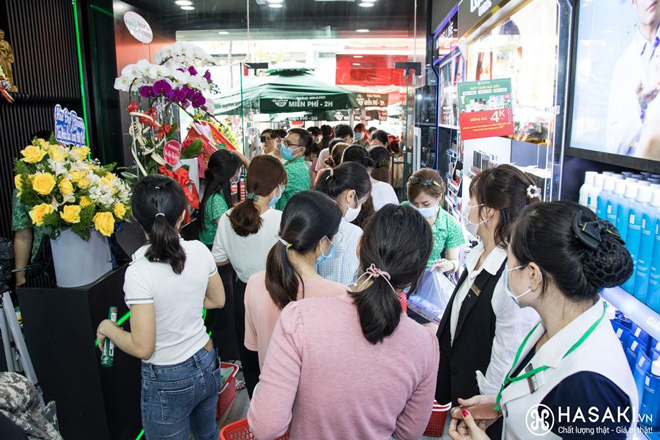 Hàng dài khách xếp hàng tranh thủ ghé cửa hàng mới “săn sale”.
